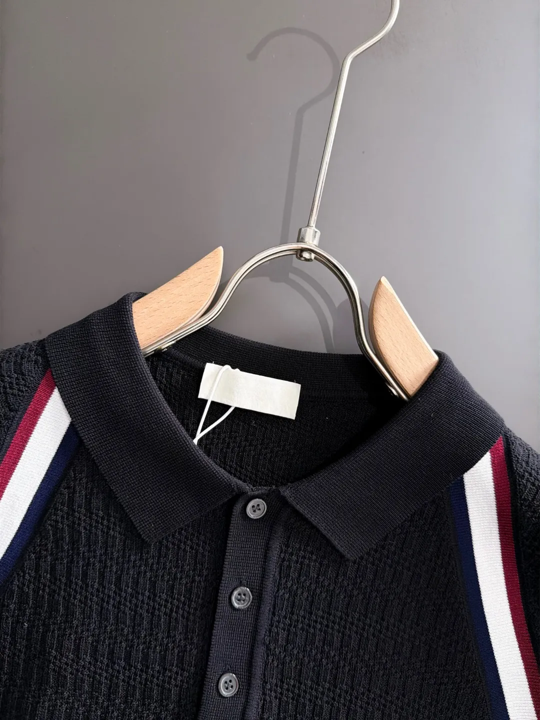 Next day delivery P165 High Quality Mouth Covered 2026 Summer New Arrival Men's Short Sleeve T-shirt Made of combed cotton yarn knitted cotton fabric, pure cotton high weight special yarn, it feels full of weight when weighed, and the upper body is more textured than ordinary T-shirts. This texture can cope with the weather easily and is suitable for both hot and cold! The pattern on the chest adopts three-dimensional embroidery technology, and is perfectly produced stitch by stitch with reference to the original version! Loose fit design, looks noble. Size: M to XXXL